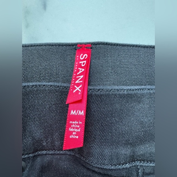 NEW WITH TAGS Spanx Black Distressed Denim Cropped Leggings, Size Medium - Picture 6 of 7